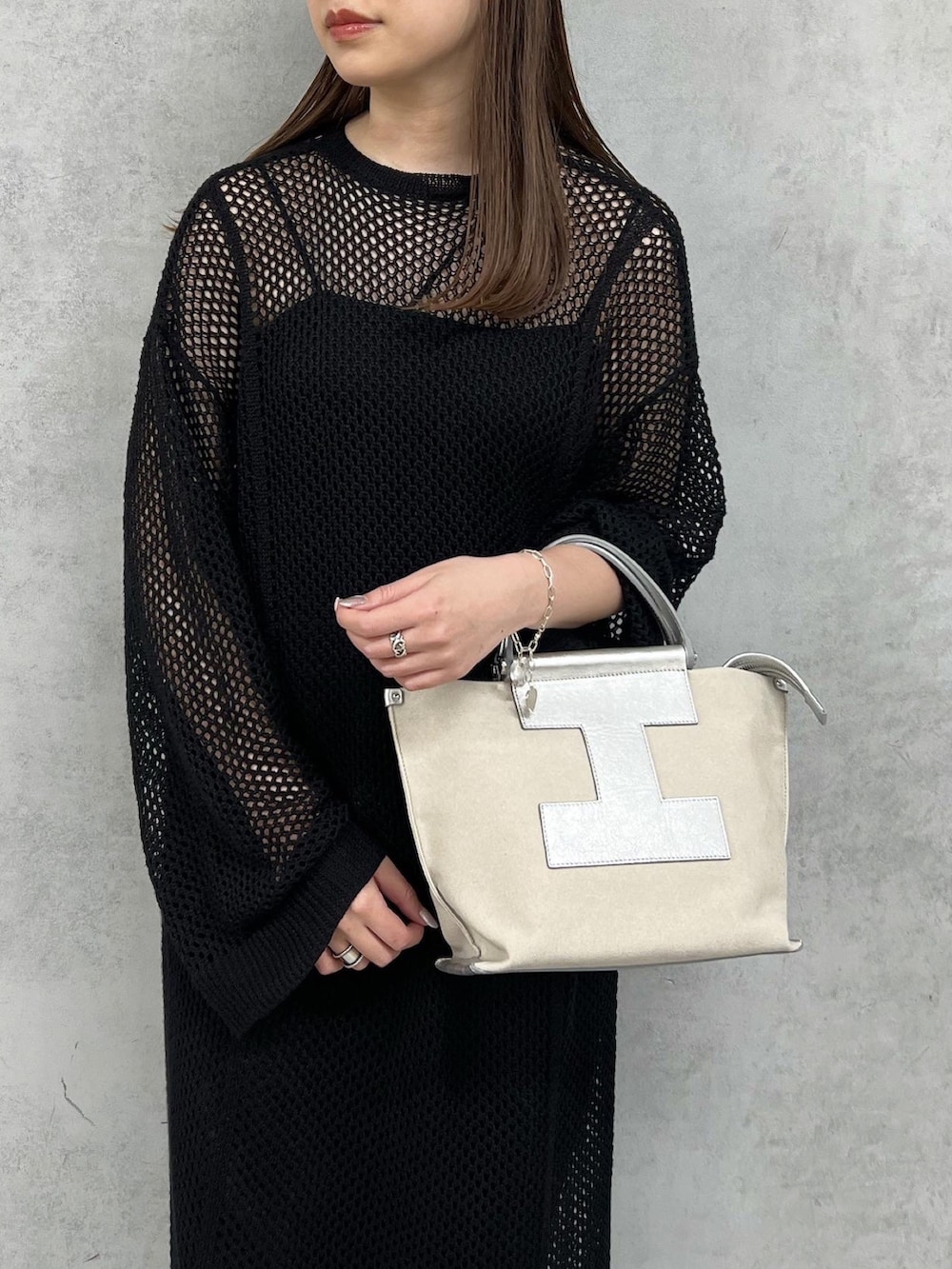 「休日スタイル、モノトーン、モード、春コーデ、トートバッグ、シンプルコーデ、ブラック、ブラックコーデ、大人カジュアル、大人女子、きれいめカジュアル、ワンピースコーデ、ショップスタッフのモノトーン、ショップスタッフの推しワンピ、いいね、save、フォローお願いします🤑」｜「IACUCCIの《 23SS 》ソルベット S CANVAS/LAMINATO（トートバッグ、シルバー系）」を使った、chisaさん（レディース・164cm）の春コーディネートの2枚目の写真