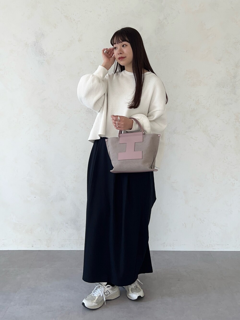 ピンク系のトートバッグ、ホワイト系のTシャツ/カットソーを着用したレディースの春コーディネートの2枚目の写真