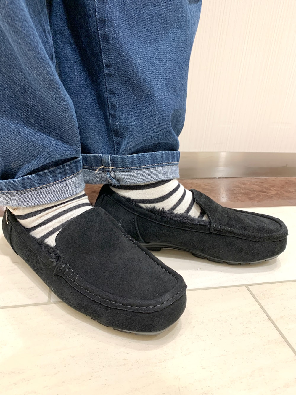 ブラック系のモカシン/デッキシューズを着用したレディースの冬コーディネートの2枚目の写真