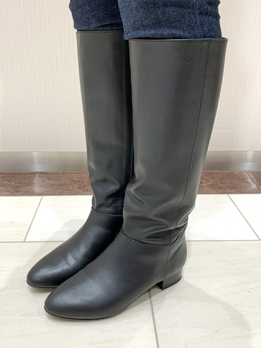 ブラック系のブーツを着用したレディースの冬コーディネートの2枚目の写真