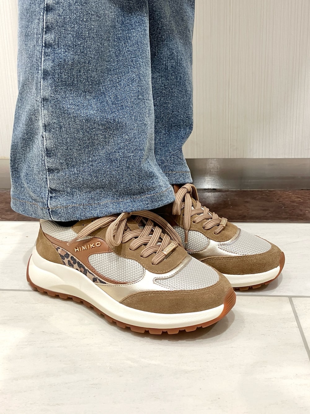 ブラウン系のスニーカーを着用したレディースの秋コーディネートの2枚目の写真