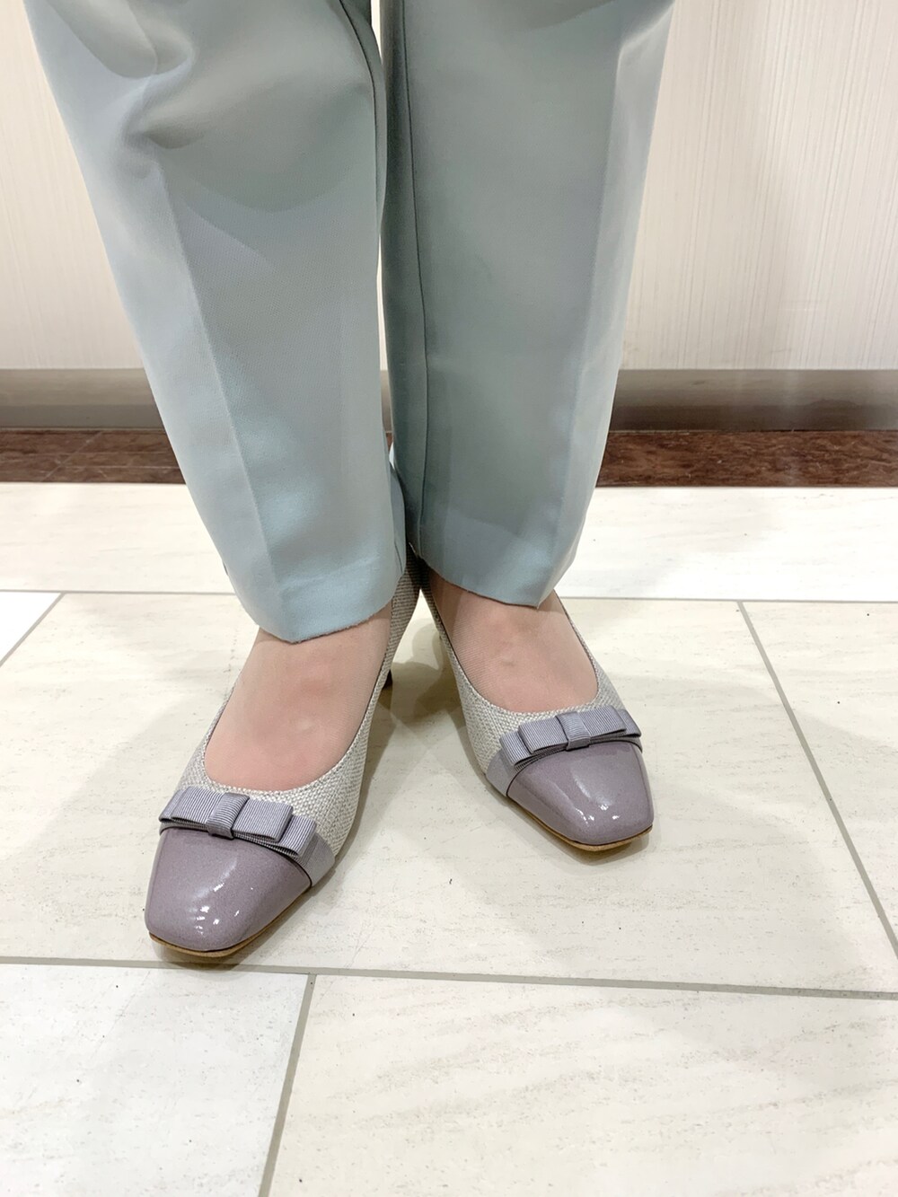 グレー系のパンプスを着用したレディースの春コーディネートの2枚目の写真