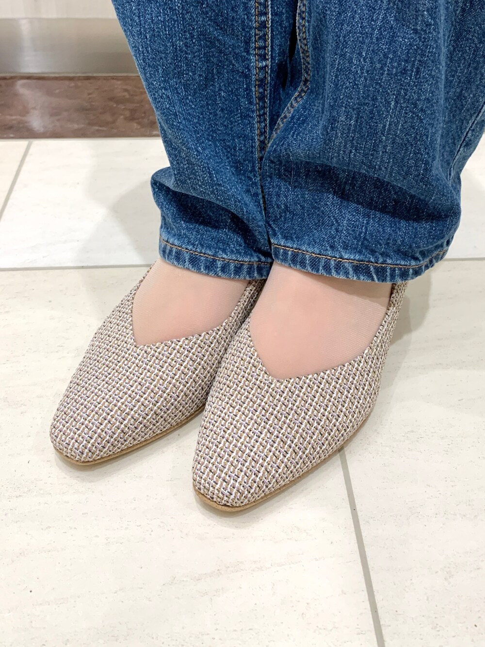 ピンク系のパンプスを着用したレディースの春コーディネートの2枚目の写真