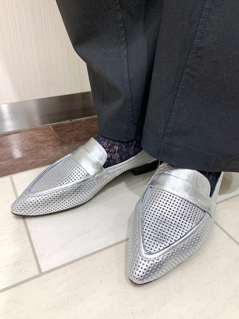 シルバー系のパンプスを着用したレディースの春コーディネートの2枚目の写真