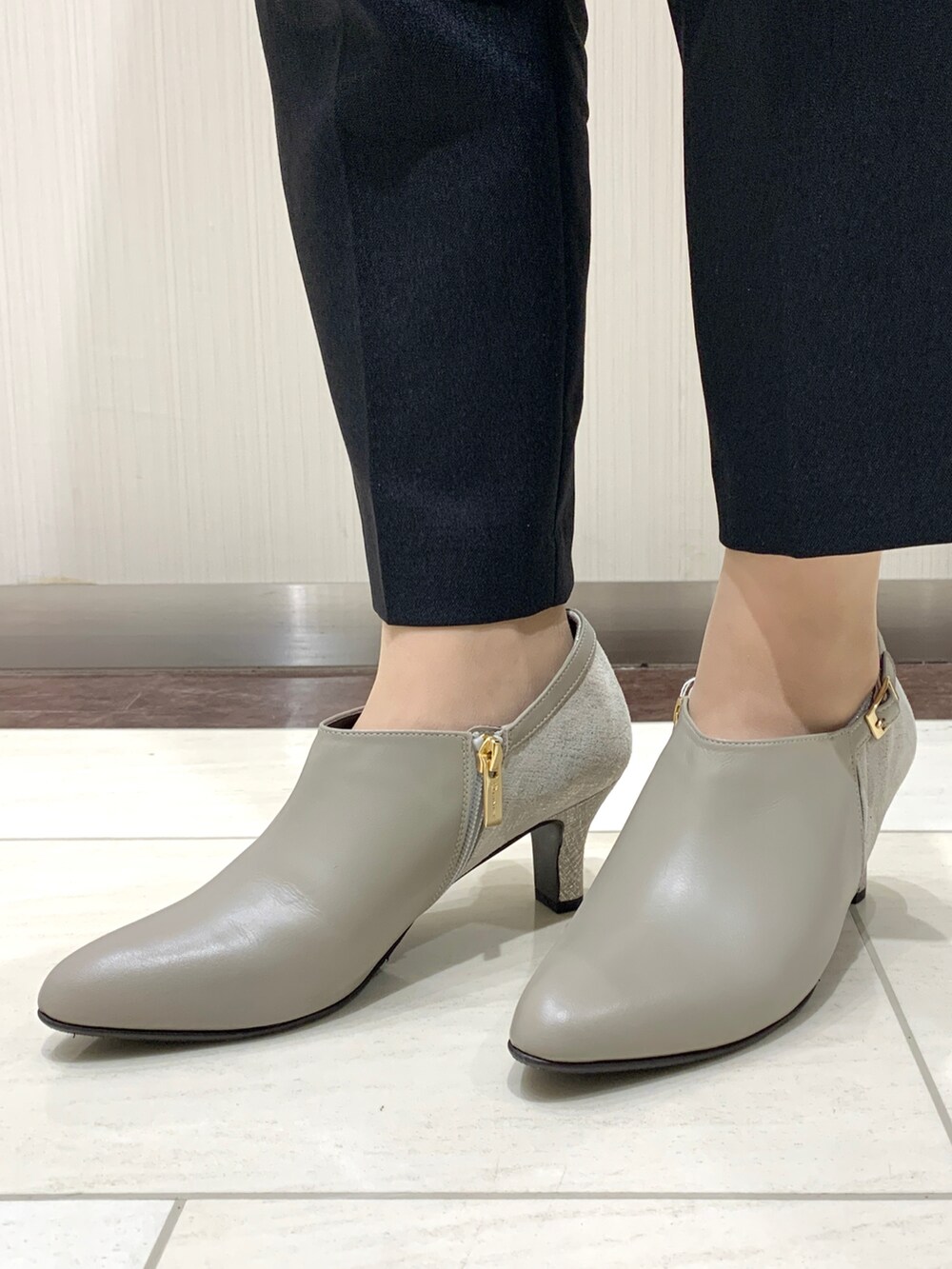 ベージュ系のパンプスを着用したレディースの秋コーディネートの2枚目の写真