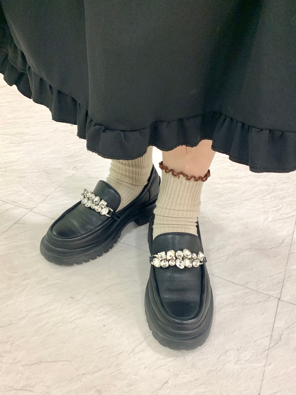 ブラック系のローファーを着用したレディースの春コーディネートの2枚目の写真