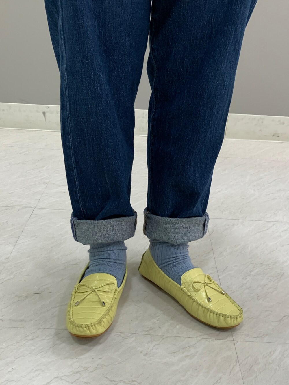 イエロー系のモカシン/デッキシューズを着用したレディースの春コーディネートの2枚目の写真