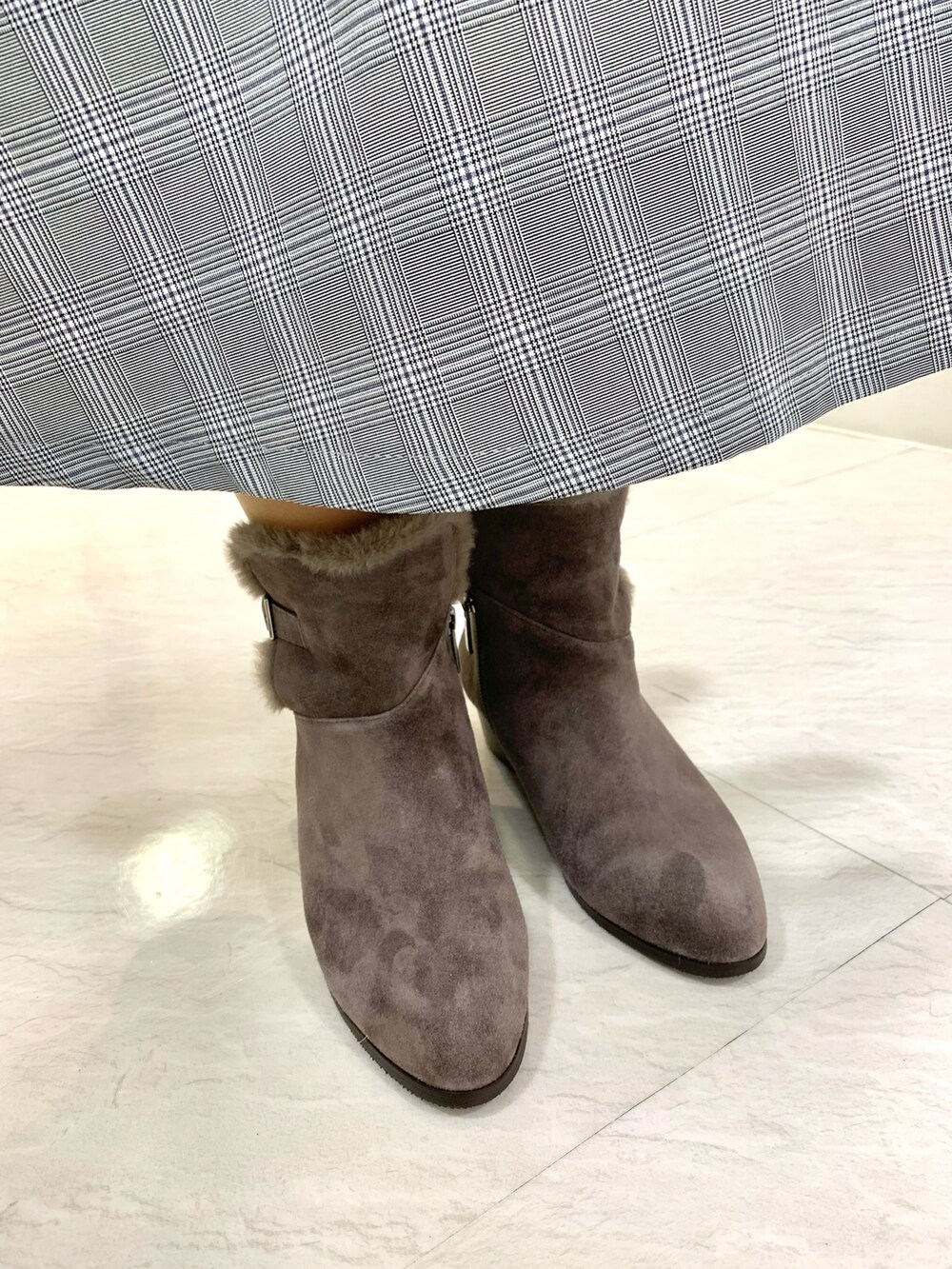 グレー系のブーツを着用したレディースの冬コーディネートの2枚目の写真