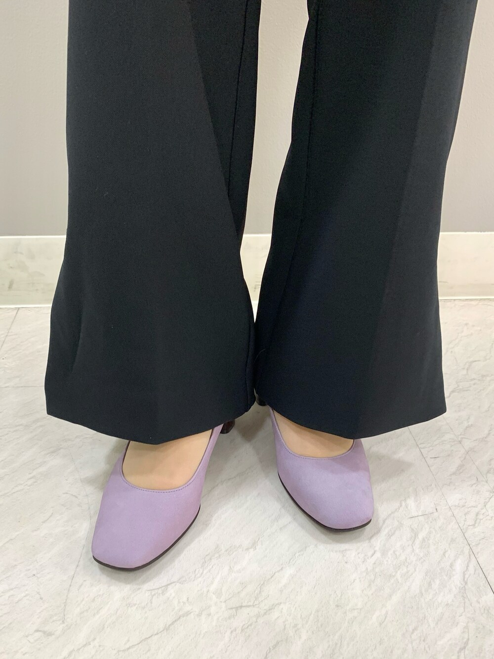 パープル系のパンプスを着用したレディースの夏コーディネートの3枚目の写真