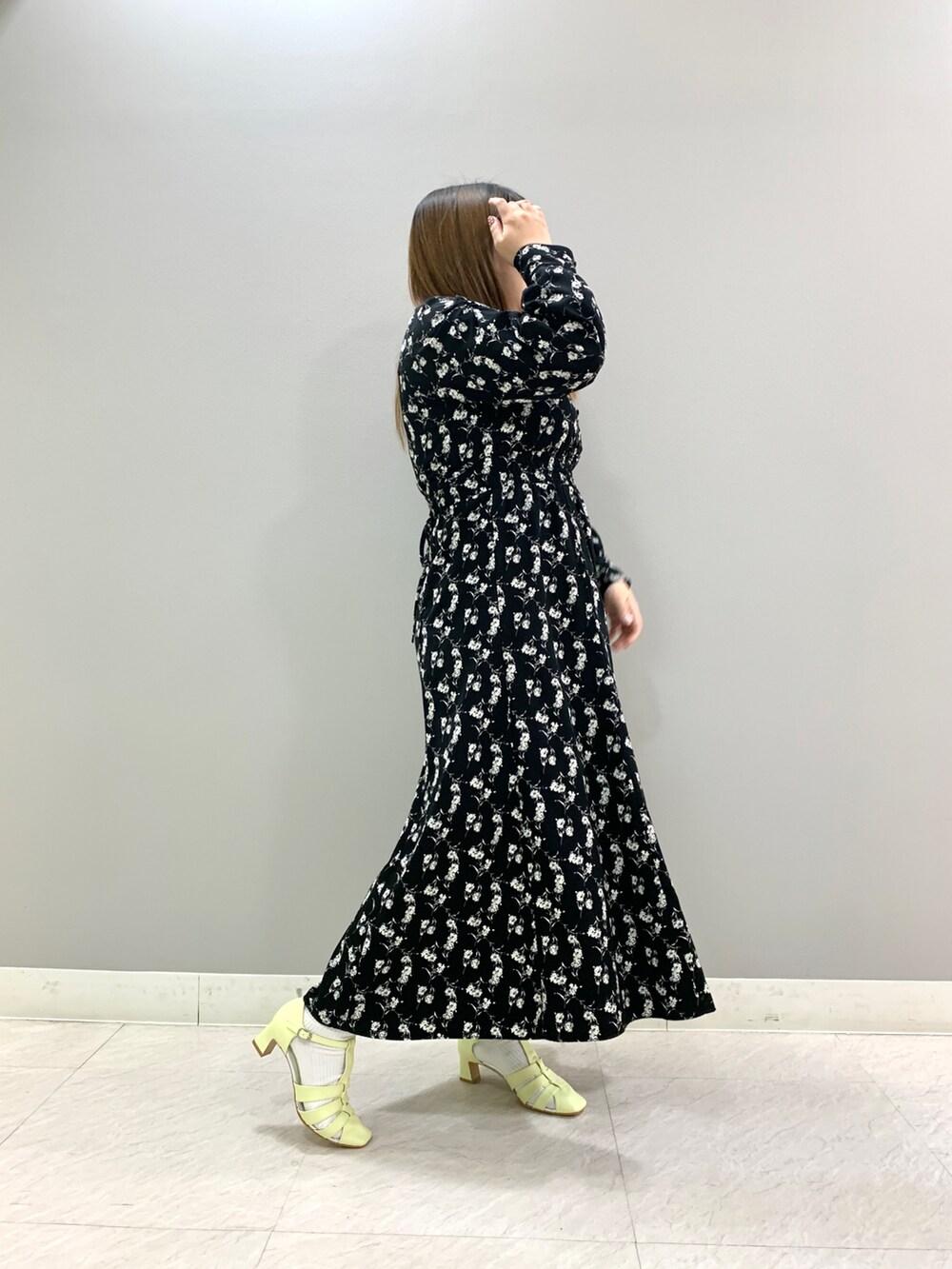 イエロー系のサンダルを着用したレディースの冬コーディネートの2枚目の写真