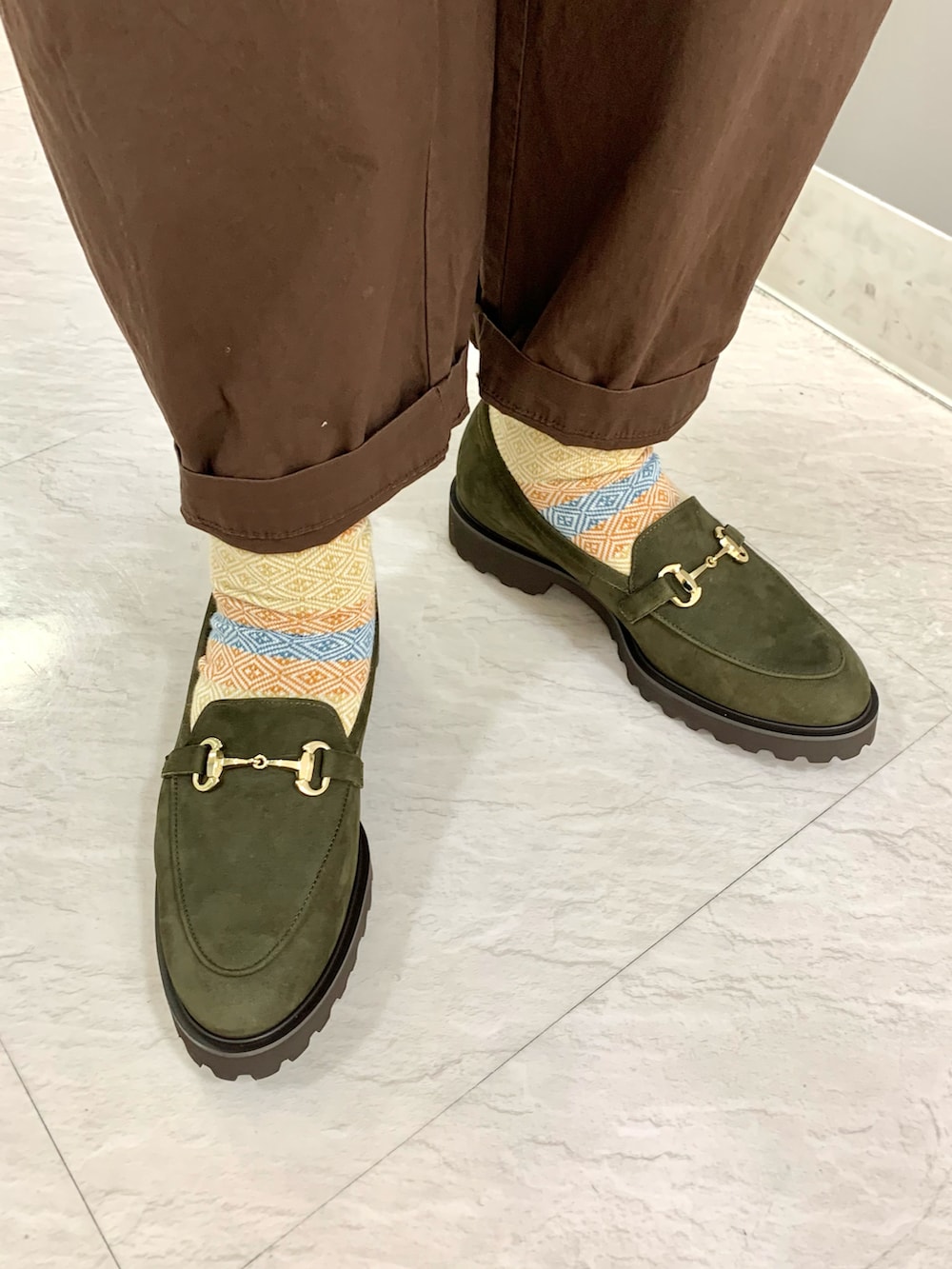 グリーン系のローファーを着用したレディースの秋コーディネートの2枚目の写真