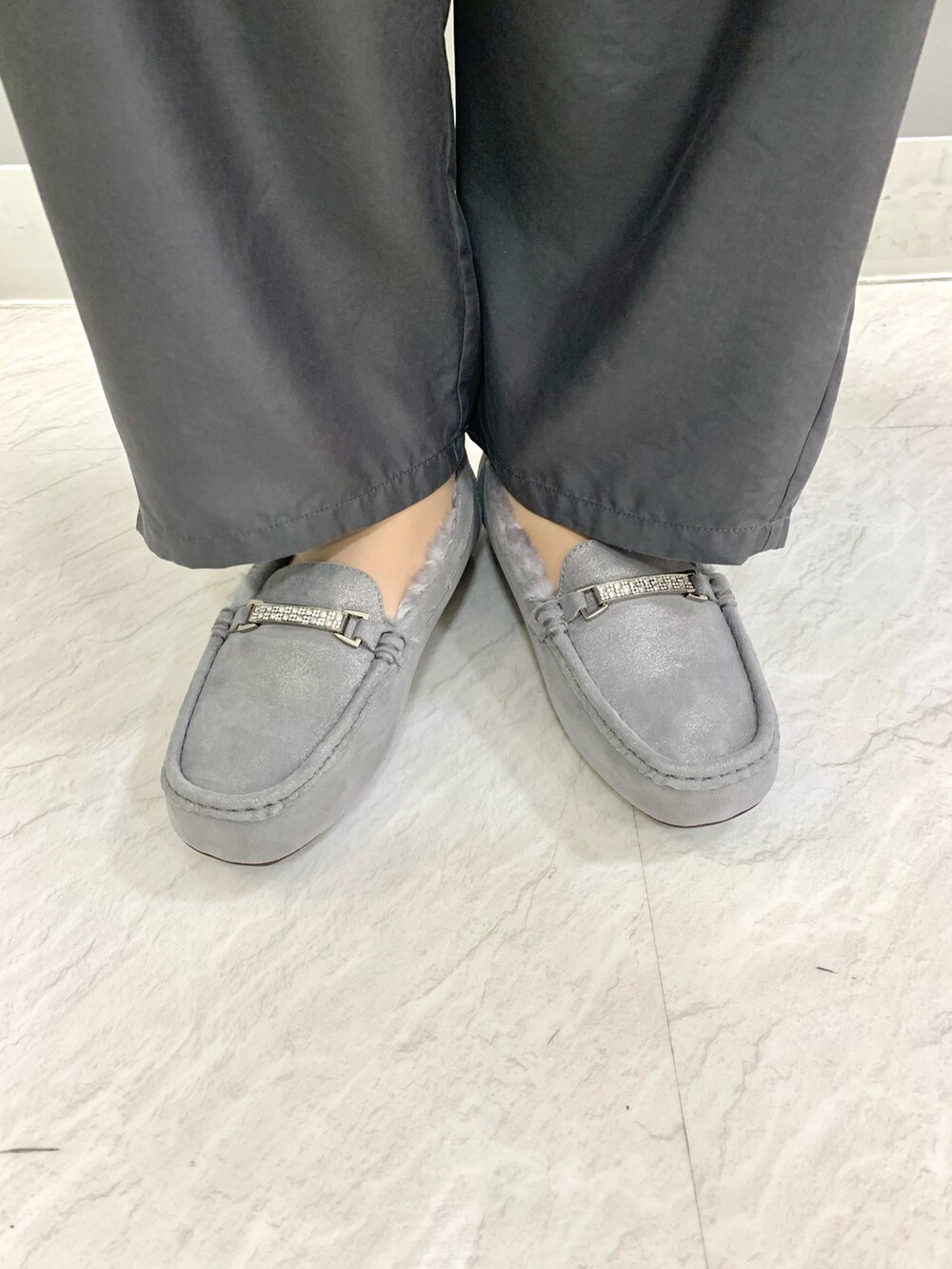 グレー系のモカシン/デッキシューズを着用したレディースの冬コーディネートの2枚目の写真