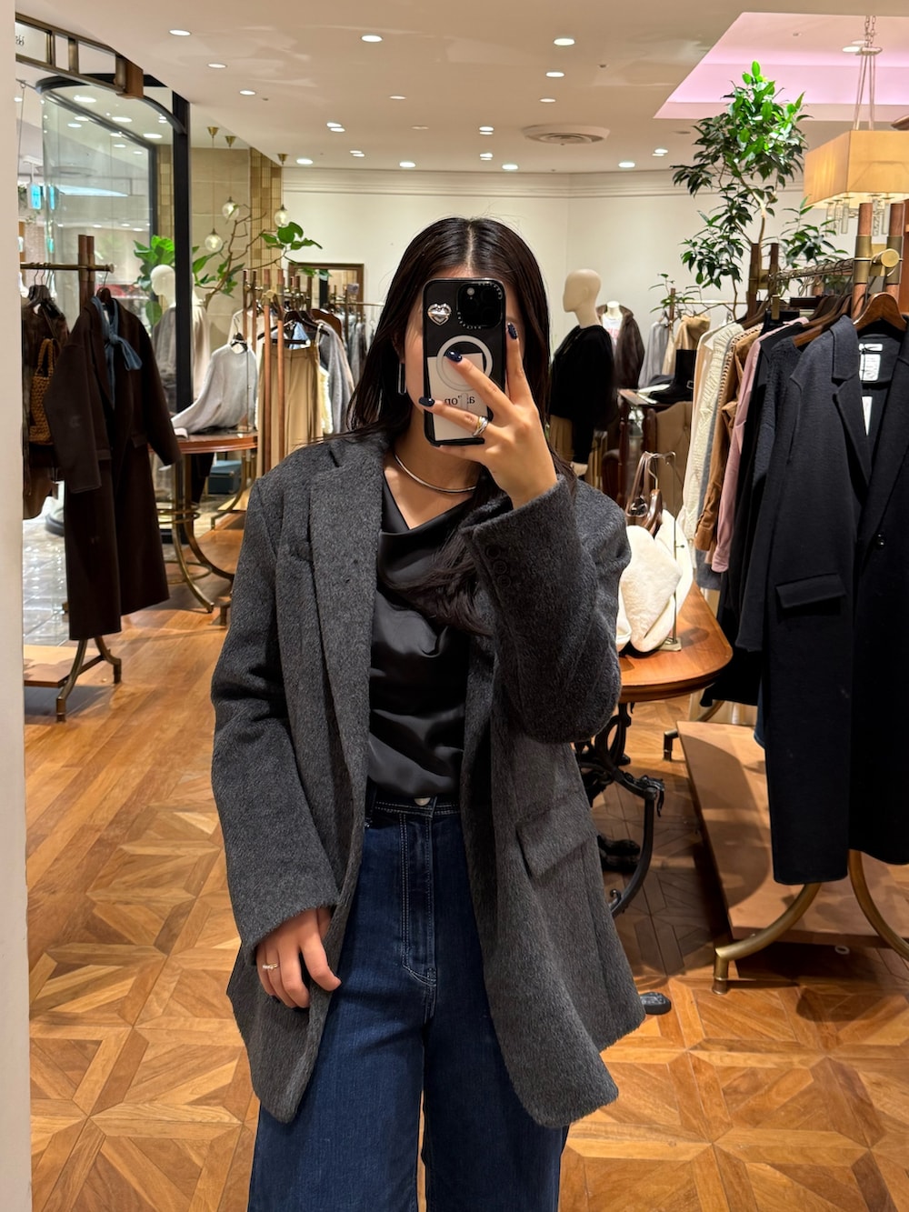 グレー系のその他アウター、ブラック系のシャツ/ブラウス、ゴールド系のネックレスを着用したレディースの冬コーディネートの2枚目の写真