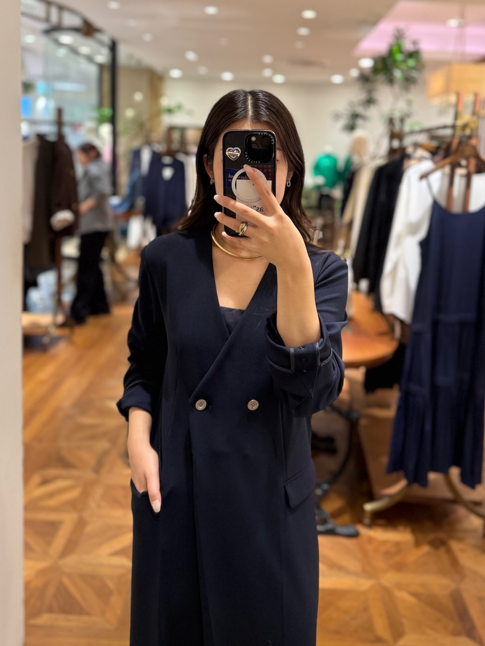 ブルー系のつなぎ/オールインワン、ゴールド系のチョーカーを着用したレディースの冬コーディネートの2枚目の写真