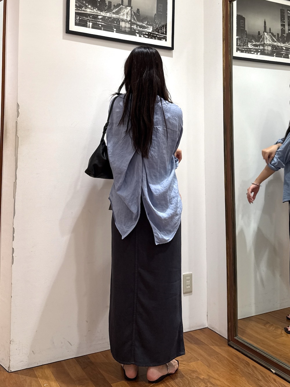 ブルー系のシャツ/ブラウス、グレー系のスカート、シルバー系のネックレスを着用したレディースの夏コーディネートの2枚目の写真