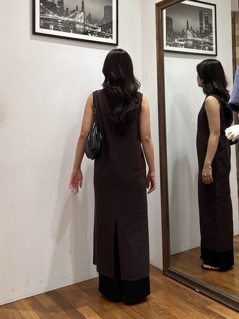 ブラウン系のワンピース、ブラック系のその他パンツ、シルバー系のネックレスを着用したレディースの夏コーディネートの2枚目の写真