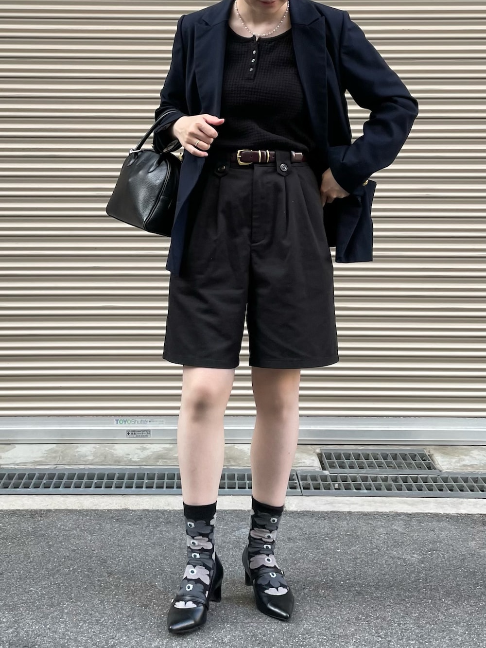 「ジャケット、ワントーンコーデ、ショートパンツ、marimekko、大人カジュアル、トラッド、ハーフパンツ」｜「CHILD WOMANのジャガードテレコヘンリー半袖P.O（Tシャツ/カットソー、ブラック系）」を使った、tororoさん（レディース・155cm）の夏コーディネートの3枚目の写真