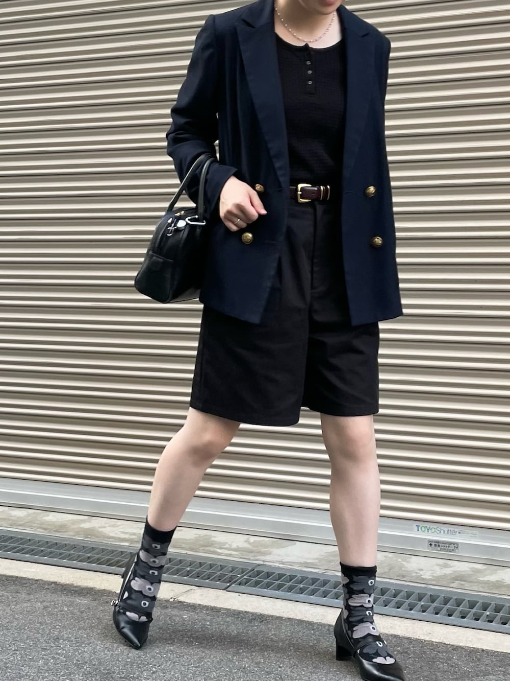 「ジャケット、ワントーンコーデ、ショートパンツ、marimekko、大人カジュアル、トラッド、ハーフパンツ」｜「CHILD WOMANのジャガードテレコヘンリー半袖P.O（Tシャツ/カットソー、ブラック系）」を使った、tororoさん（レディース・155cm）の夏コーディネートの2枚目の写真