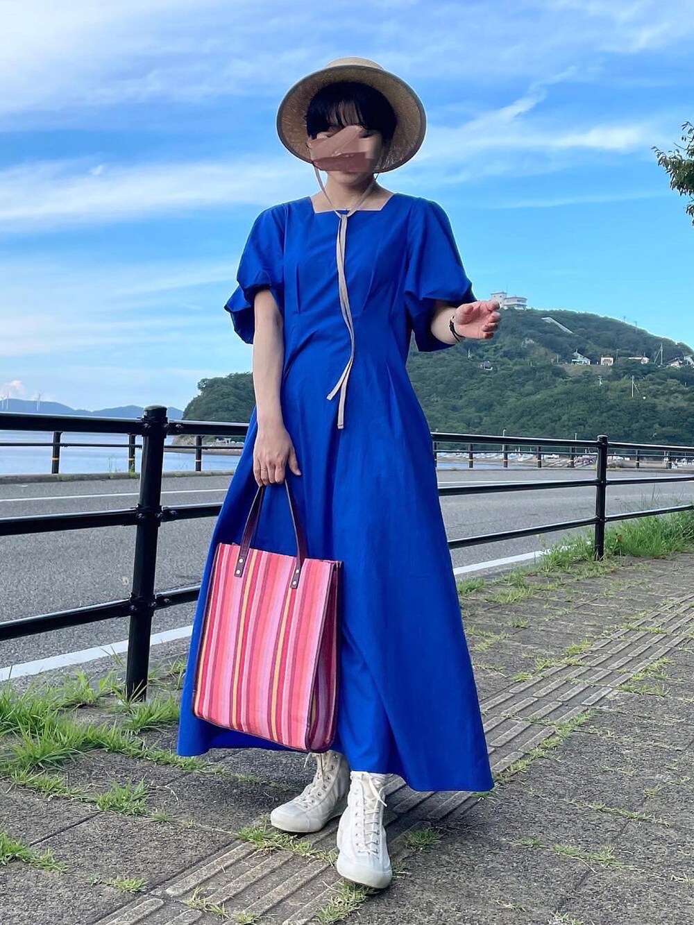 「夏コーデ、ロングワンピース、ワンピース、シンプル、休日スタイル、きれいめカジュアル、おしゃれさんと繋がりたい、キレイめ、むぎわら帽子、ストローハット、スニーカー」｜「mylankaのアイテム（ワンピース、ブルー系）」を使った、tororoさん（レディース・155cm）の夏コーディネートの2枚目の写真