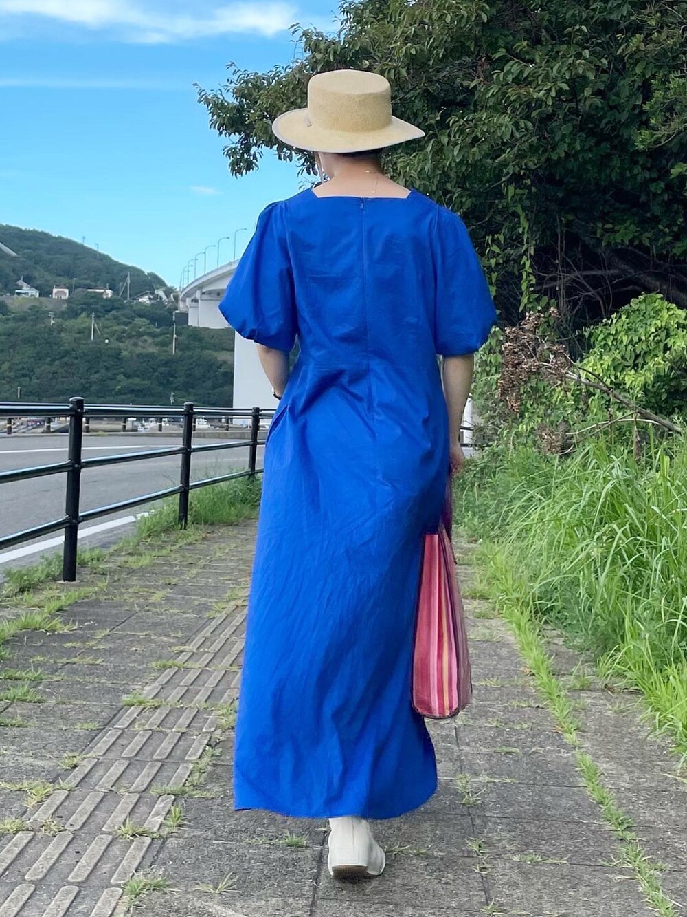 「夏コーデ、ロングワンピース、ワンピース、シンプル、休日スタイル、きれいめカジュアル、おしゃれさんと繋がりたい、キレイめ、むぎわら帽子、ストローハット、スニーカー」｜「mylankaのアイテム（ワンピース、ブルー系）」を使った、tororoさん（レディース・155cm）の夏コーディネートの3枚目の写真