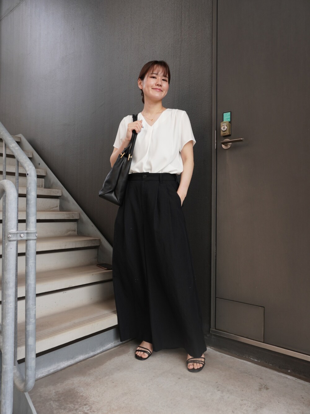 ホワイト系のシャツ/ブラウス、その他のパンツ、ブラック系のサンダルを着用したレディースの春コーディネートの2枚目の写真