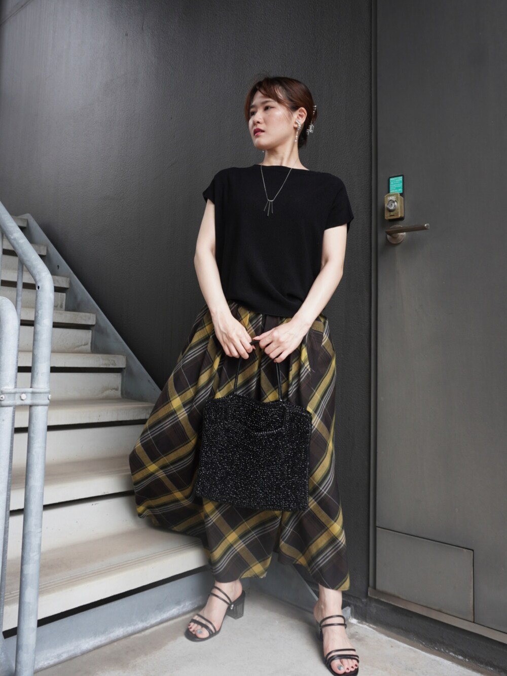 ブラック系のニット/セーター、その他のスカートを着用したレディースの夏コーディネートの2枚目の写真