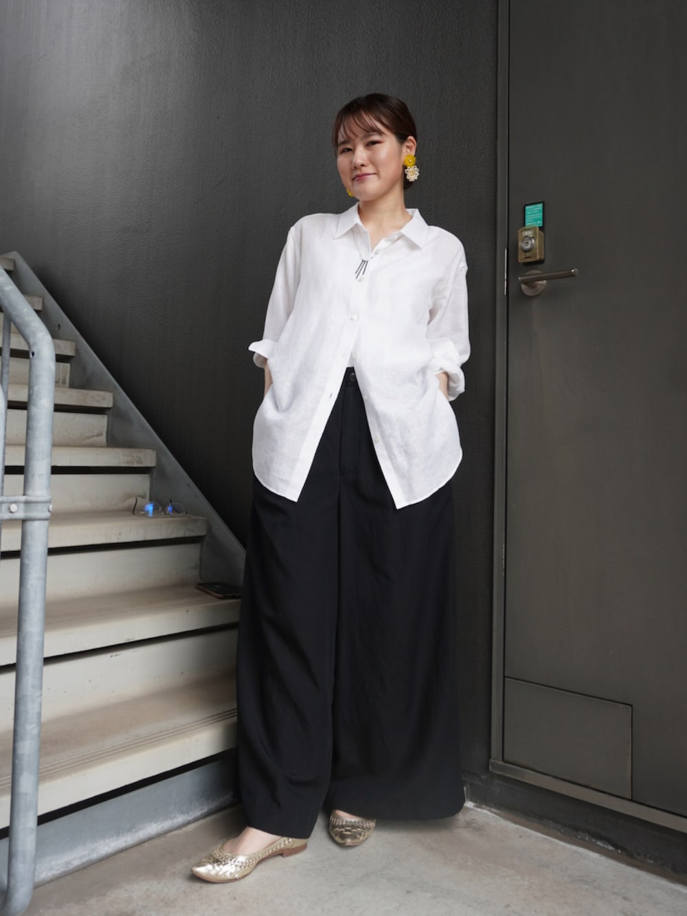 「モノトーン、シャツ好き集まれ、シャツスタイル、オーバーサイズ、ワイドパンツ、ゴールド、夏コーデ、きれいめカジュアル、お出かけコーデ、オトナカジュアル」｜「UNTITLEDの◆ソフトリネン レギュラーカラーシャツ【洗える】（シャツ/ブラウス、ホワイト系）」を使った、rirarirarirakoさん（レディース・153cm）の夏コーディネートの2枚目の写真