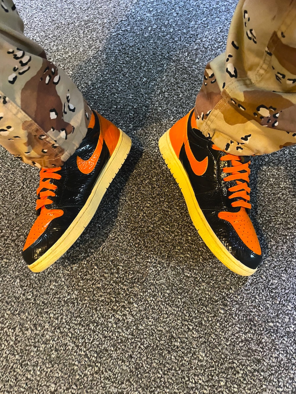 ブラック系のTシャツ/カットソー、オレンジ系のスニーカー、ブラック系のニットキャップ/ビーニーを着用したメンズの秋コーディネートの3枚目の写真