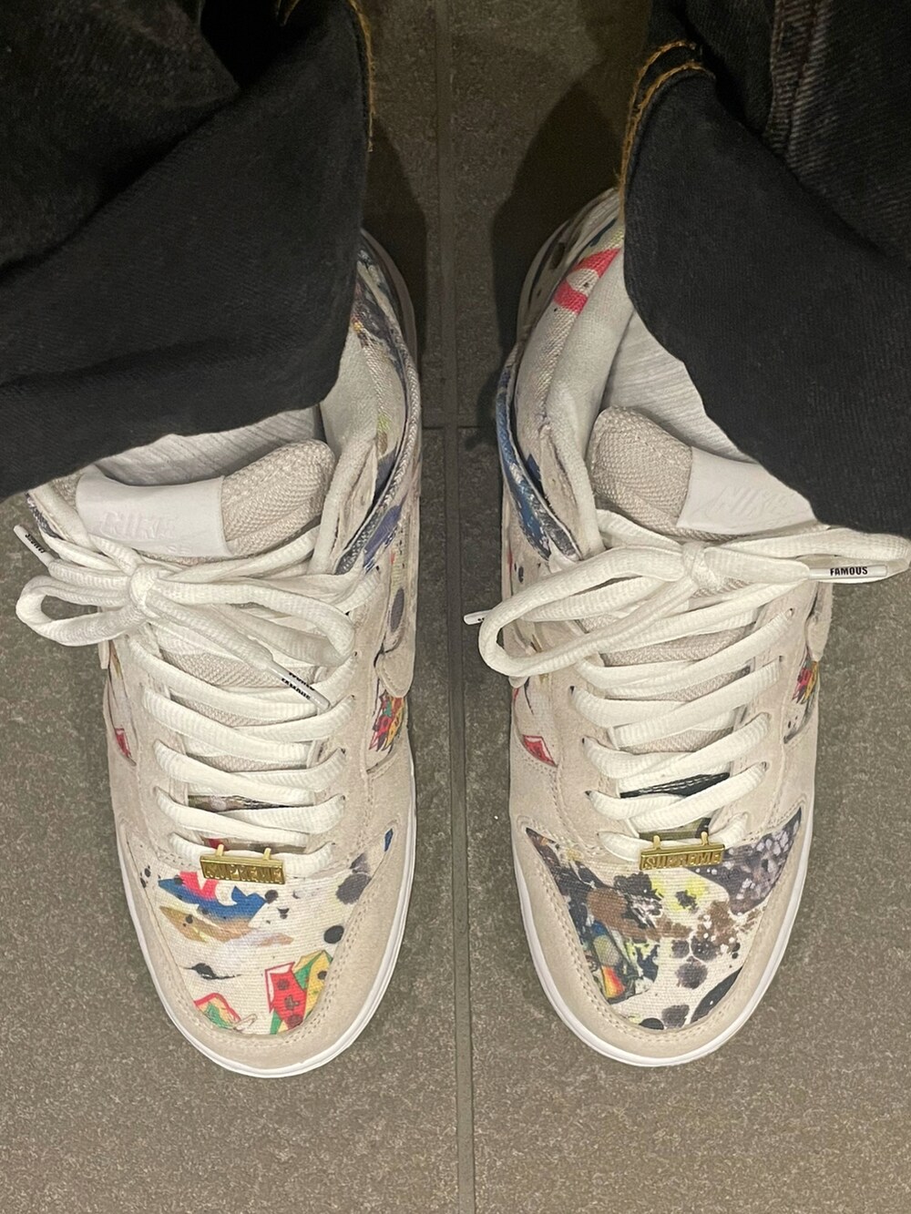 ホワイト系のシャツ/ブラウス、ブラック系のデニムパンツ、ホワイト系のスニーカーを着用したメンズの秋コーディネートの3枚目の写真