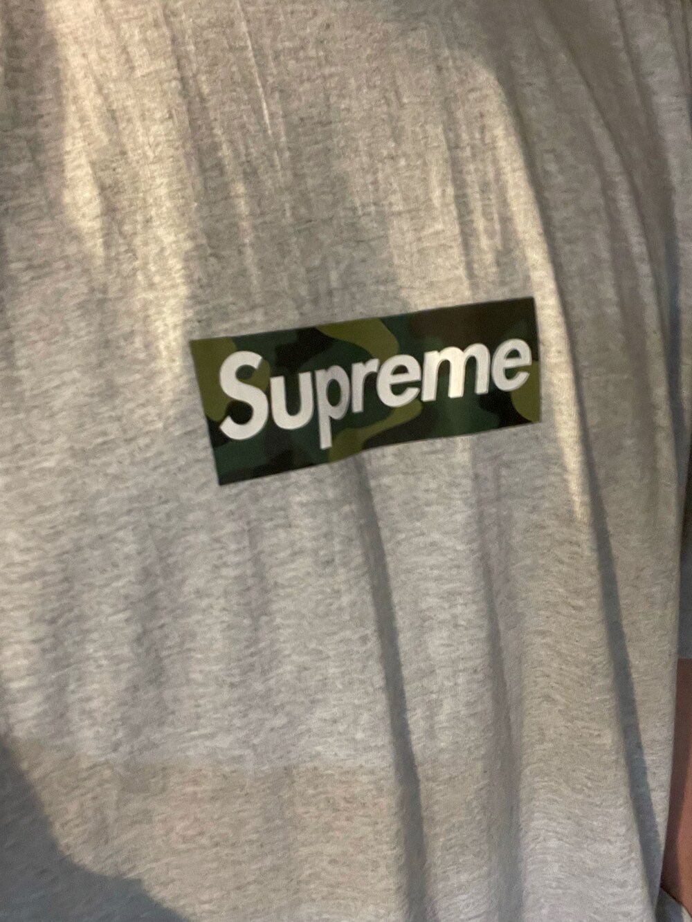 グレー系のTシャツ/カットソー、ブラック系のデニムパンツ、レッド系のスニーカーを着用したメンズの春コーディネートの2枚目の写真