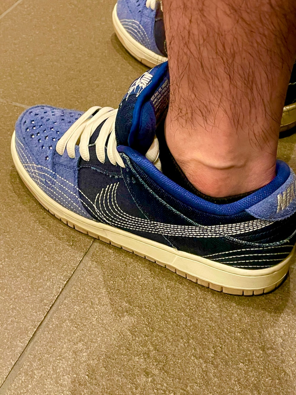 ブルー系のシャツ/ブラウス、ブラック系のパンツ、ブルー系のスニーカーを着用したメンズの秋コーディネートの3枚目の写真