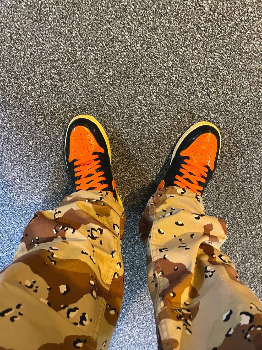 ブラック系のTシャツ/カットソー、オレンジ系のスニーカー、ブラック系のニットキャップ/ビーニーを着用したメンズの秋コーディネートの2枚目の写真