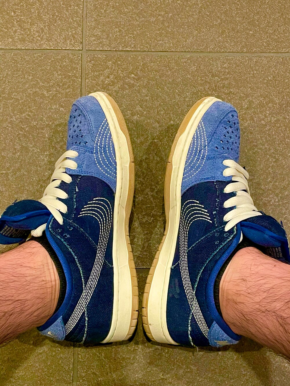 ブルー系のシャツ/ブラウス、ブラック系のパンツ、ブルー系のスニーカーを着用したメンズの秋コーディネートの2枚目の写真