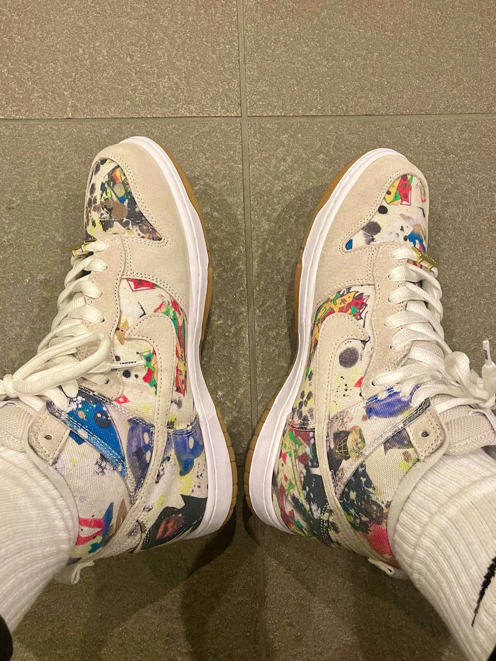 ホワイト系のシャツ/ブラウス、ブラック系のデニムパンツ、ホワイト系のスニーカーを着用したメンズの秋コーディネートの2枚目の写真