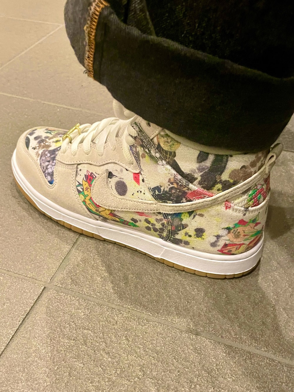 ホワイト系のシャツ/ブラウス、ブラック系のデニムパンツ、ホワイト系のスニーカーを着用したメンズの秋コーディネートの4枚目の写真