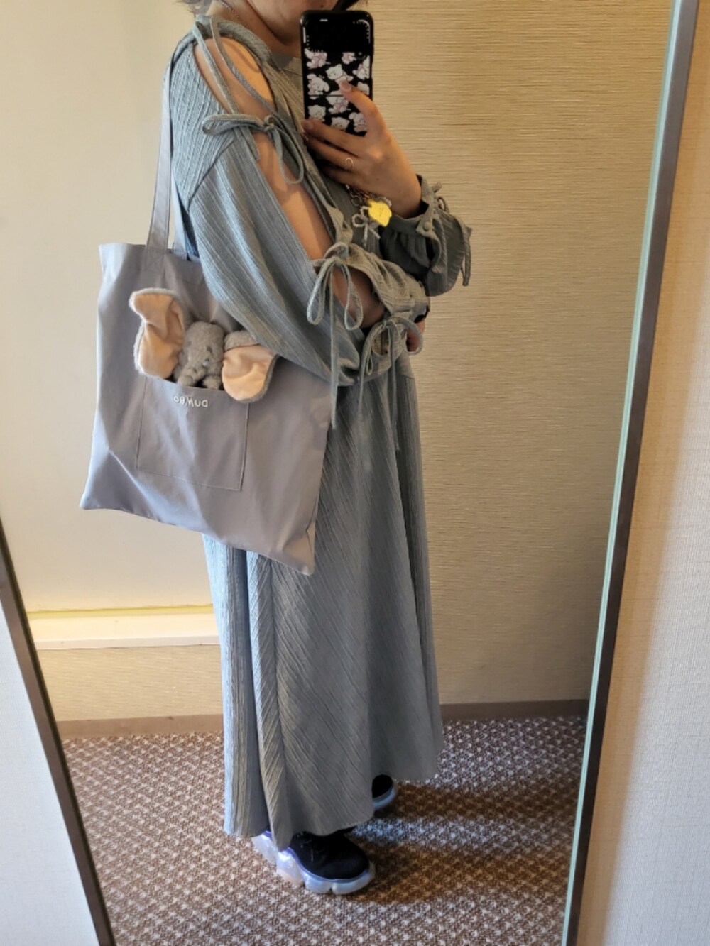 ブルー系のワンピース、ブルー系のトートバッグ、その他のシューズを着用したレディースの秋コーディネートの2枚目の写真