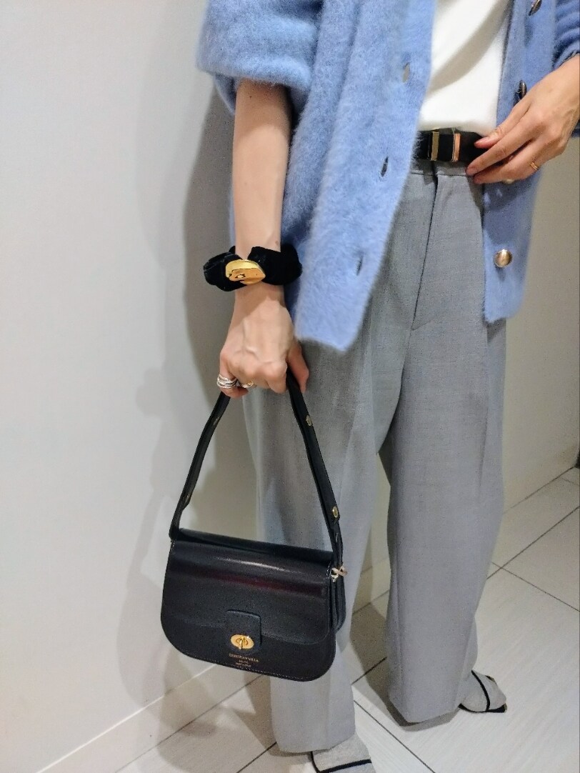 ブルー系のカーディガン/ボレロ、グレー系のその他パンツ、ホワイト系のタンクトップを着用したレディースの秋コーディネートの3枚目の写真