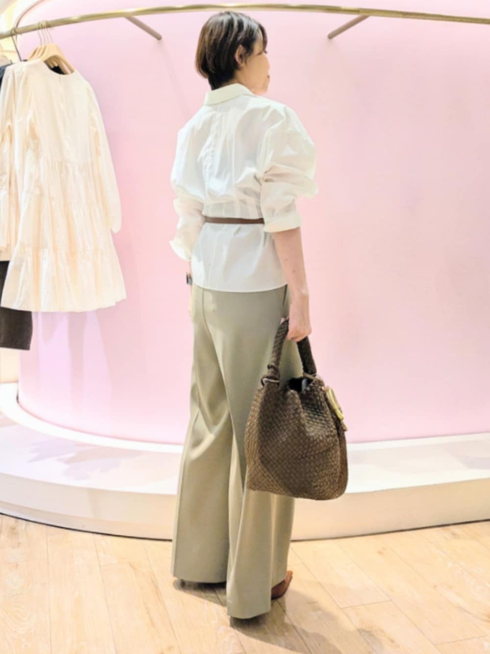 ホワイト系のシャツ/ブラウス、グリーン系のその他パンツ、ベージュ系のトートバッグを着用したレディースの秋コーディネートの3枚目の写真