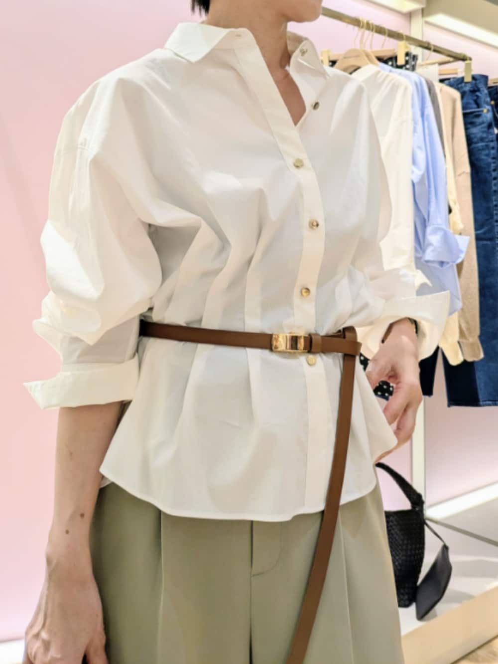 ホワイト系のシャツ/ブラウス、グリーン系のその他パンツ、ベージュ系のトートバッグを着用したレディースの秋コーディネートの2枚目の写真