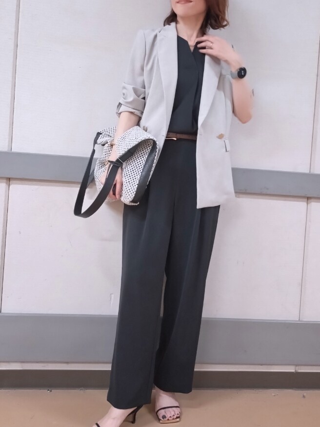 グレー系のテーラードジャケット、ブラック系のシャツ/ブラウス、ブラック系のその他パンツを着用したレディースの夏コーディネートの2枚目の写真