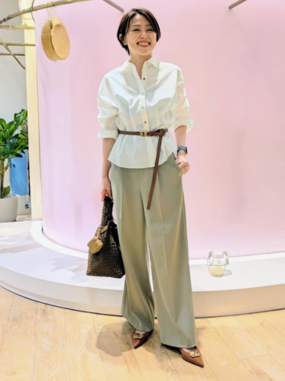 ホワイト系のシャツ/ブラウス、グリーン系のその他パンツ、ベージュ系のトートバッグを着用したレディースの秋コーディネートの6枚目の写真
