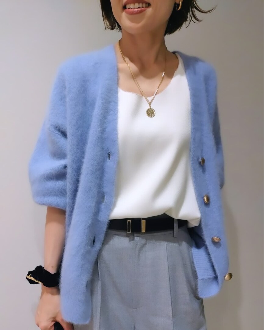 ブルー系のカーディガン/ボレロ、グレー系のその他パンツ、ホワイト系のタンクトップを着用したレディースの秋コーディネートの2枚目の写真