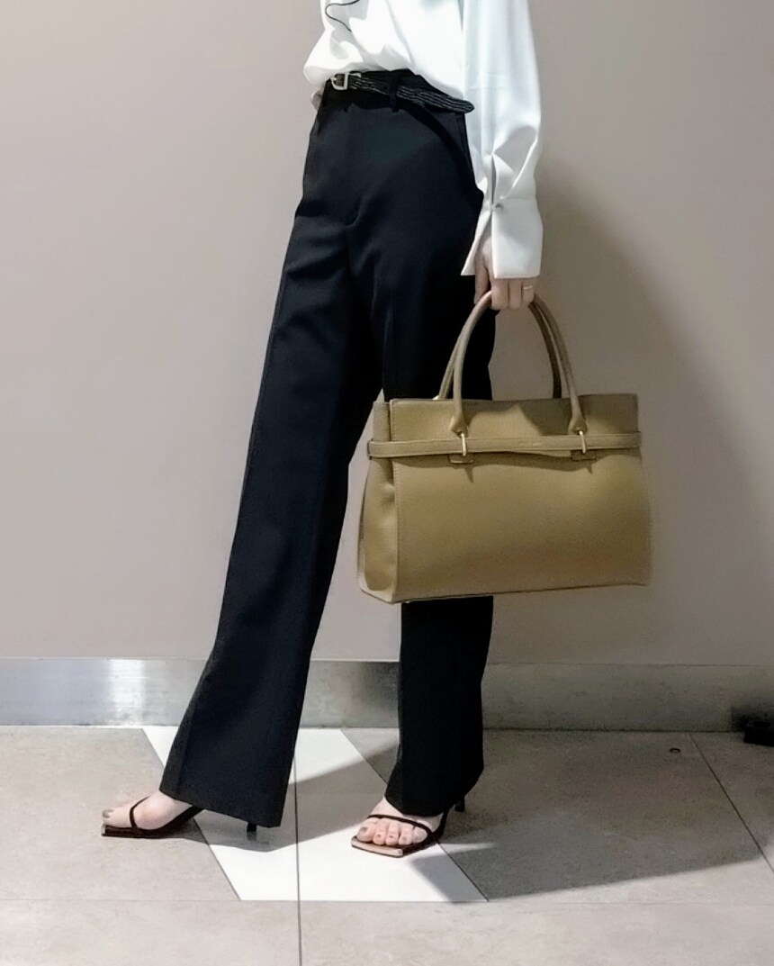 ホワイト系のシャツ/ブラウス、ホワイト系のキャミソール、ベージュ系のトートバッグを着用したレディースの冬コーディネートの3枚目の写真