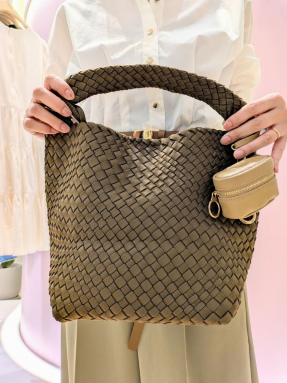 ホワイト系のシャツ/ブラウス、グリーン系のその他パンツ、ベージュ系のトートバッグを着用したレディースの秋コーディネートの5枚目の写真