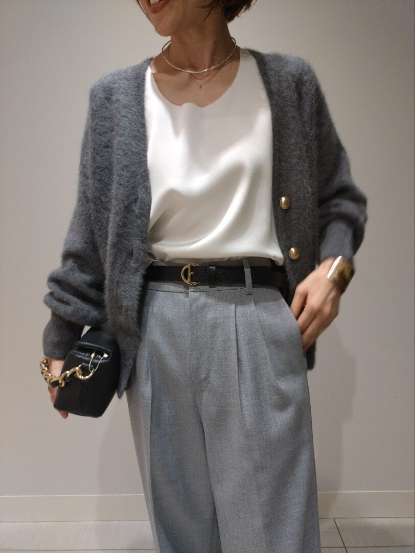 グレー系のカーディガン/ボレロ、グレー系のその他パンツ、ホワイト系のタンクトップを着用したレディースの秋コーディネートの2枚目の写真