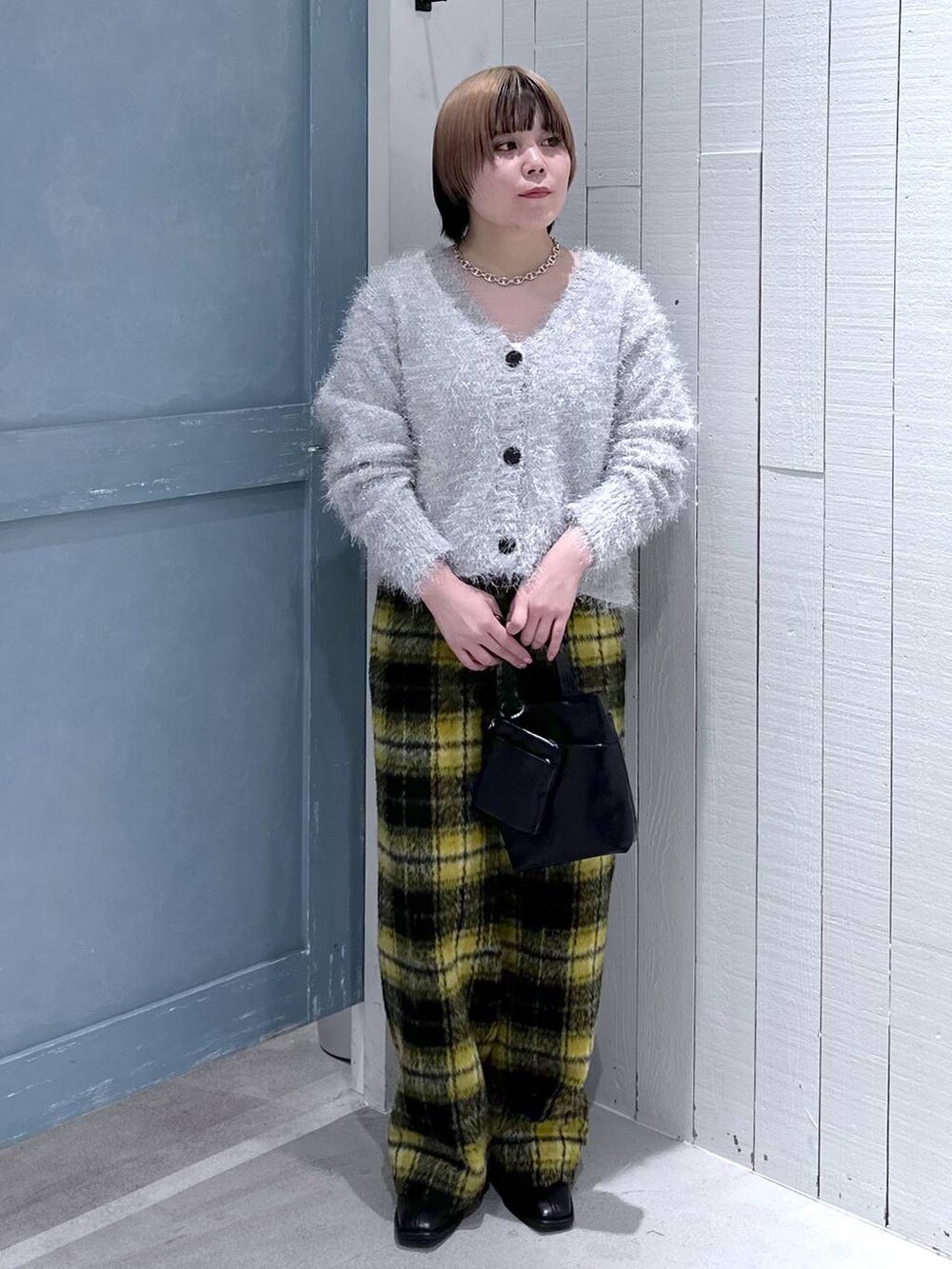 ホワイト系のキャミソール、イエロー系のその他パンツ、ブラック系のパンプスを着用したレディースの秋コーディネートの3枚目の写真