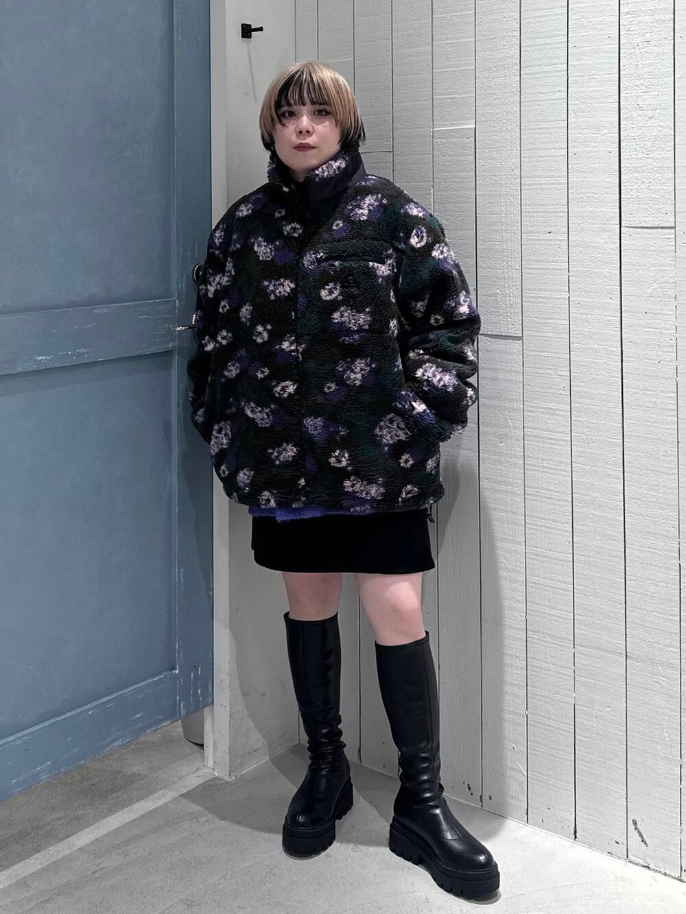 ブラック系のその他パンツ、ブラック系のブーツ、その他のブルゾンを着用したレディースの秋コーディネートの2枚目の写真