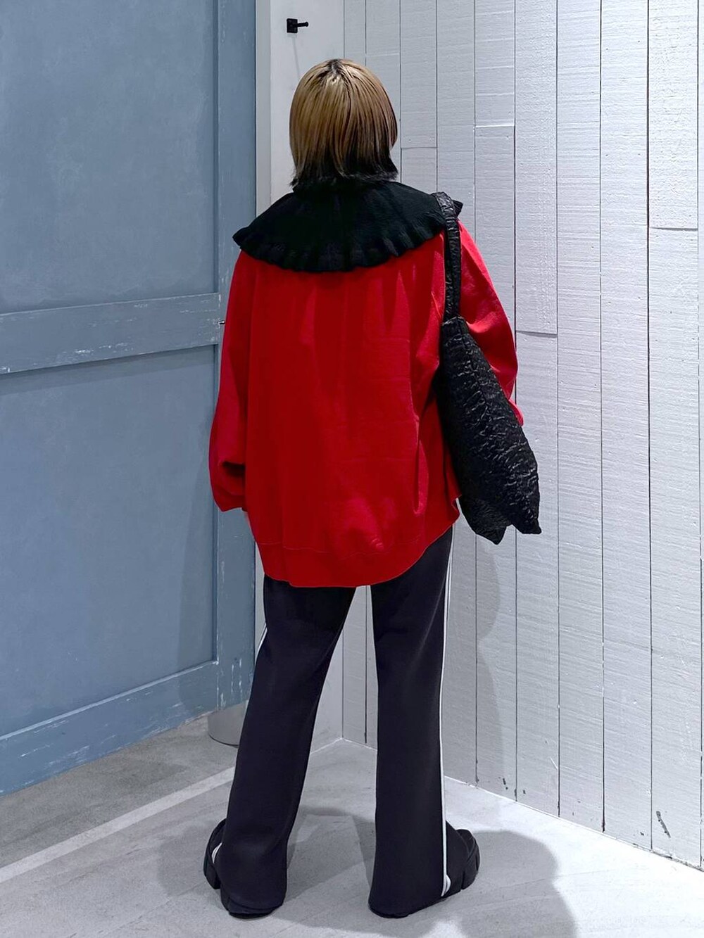 ブラック系のブーツ、ブラック系のトートバッグ、グレー系のその他パンツを着用したレディースの秋コーディネートの5枚目の写真