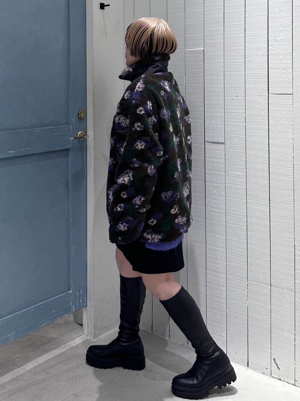 ブラック系のその他パンツ、ブラック系のブーツ、その他のブルゾンを着用したレディースの秋コーディネートの4枚目の写真