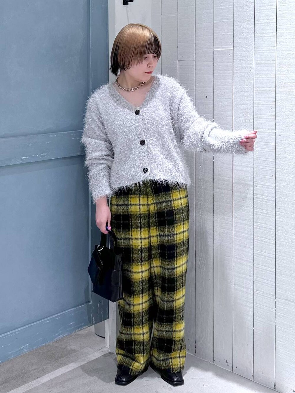 ホワイト系のキャミソール、イエロー系のその他パンツ、ブラック系のパンプスを着用したレディースの秋コーディネートの6枚目の写真